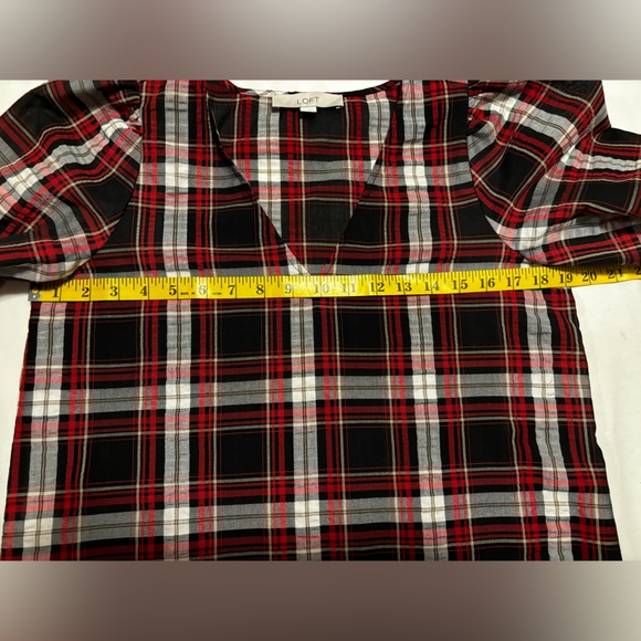 Loft, seersucker red, black & white v neck short elastic puff sleeve, XS - Picture 4 of 12